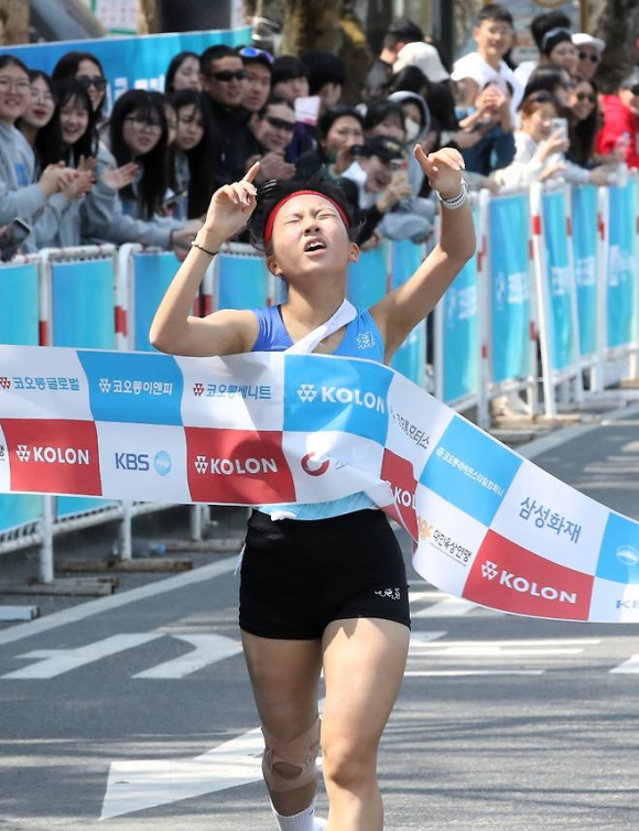 제42회 구간 마라톤 대회에서 김천한일여고 김명지 선수가 여자고교부 우승을 확정 짓고 있다.